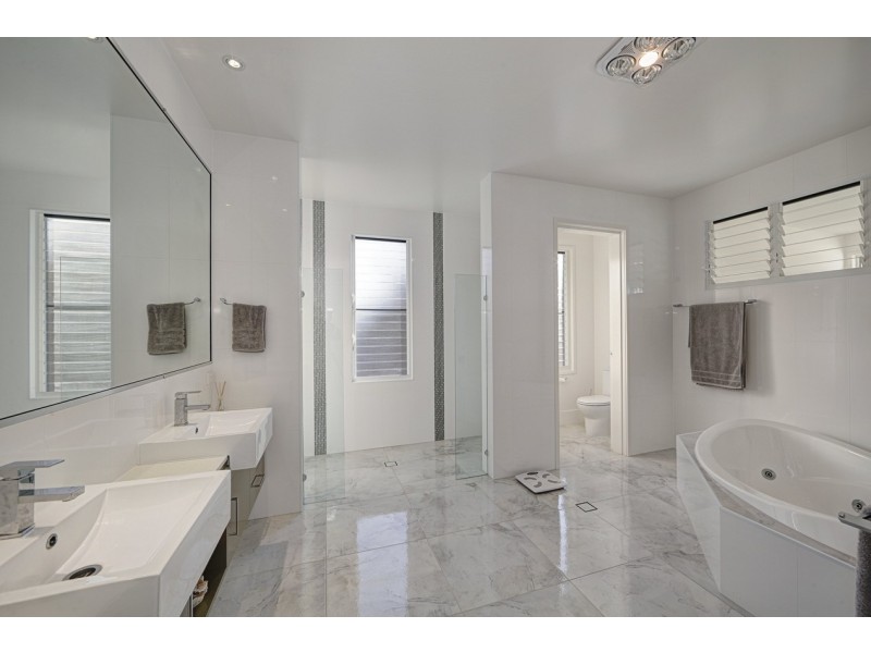 51 McIntosh Avenue, Elliott Heads QLD 4670