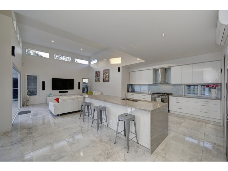 51 McIntosh Avenue, Elliott Heads QLD 4670