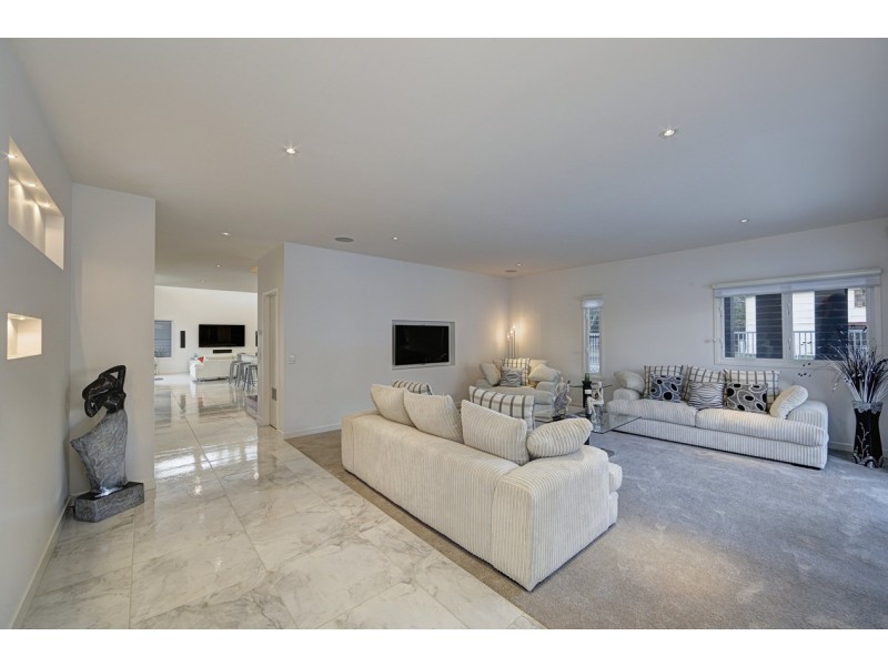 51 McIntosh Avenue, Elliott Heads QLD 4670