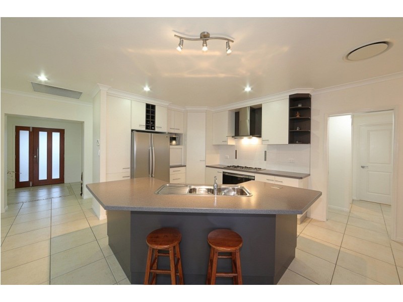 16 Bisdee Street, Coral Cove QLD 4670