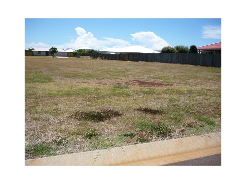 3 Leon Place, Coral Cove QLD 4670