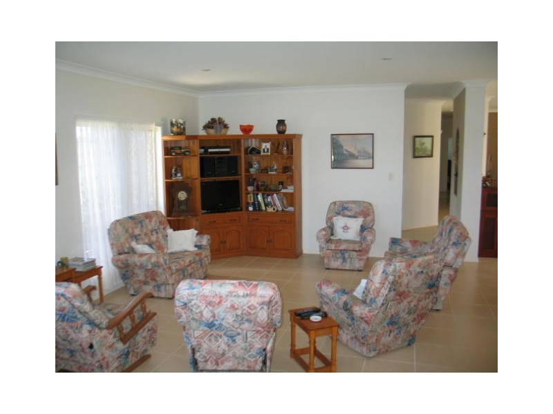 1 Jess Place, Coral Cove QLD 4670