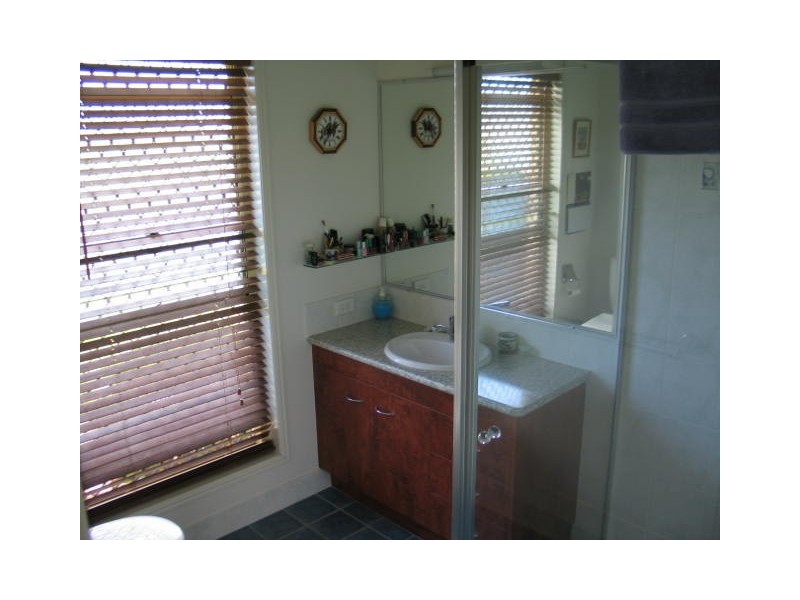 1 Jess Place, Coral Cove QLD 4670