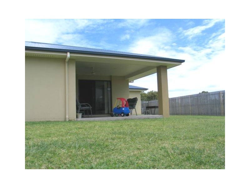 4 Betty Close, Coral Cove QLD 4670