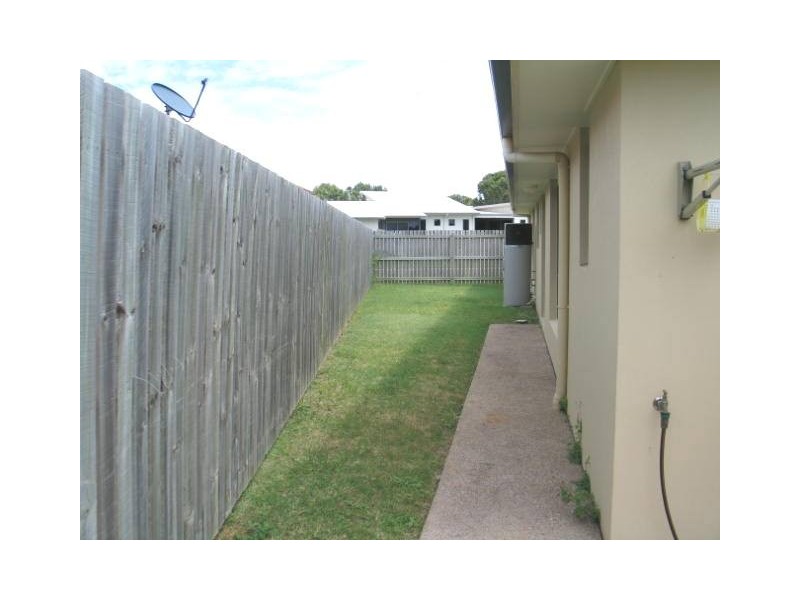 4 Betty Close, Coral Cove QLD 4670