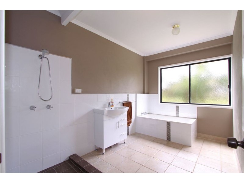 150 Windermere Road, Qunaba QLD 4670