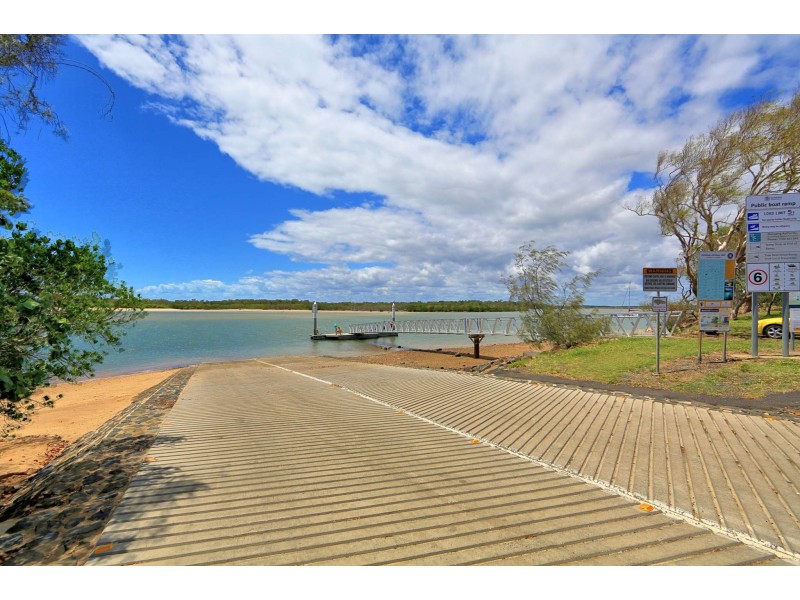 61 McIntosh Avenue, Elliott Heads QLD 4670