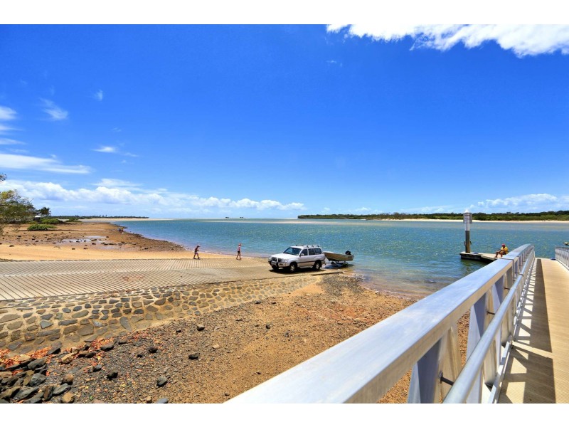 61 McIntosh Avenue, Elliott Heads QLD 4670