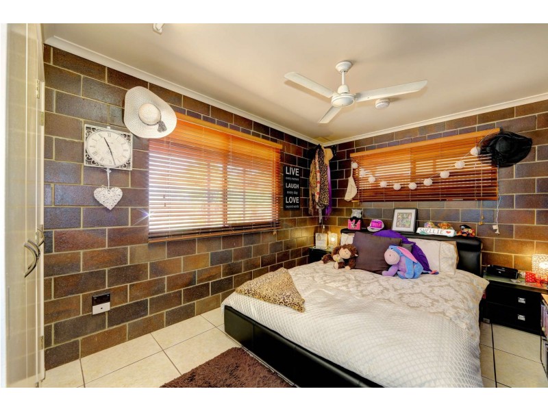 61 McIntosh Avenue, Elliott Heads QLD 4670