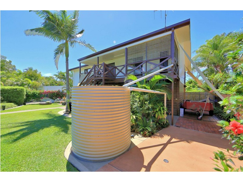 61 McIntosh Avenue, Elliott Heads QLD 4670