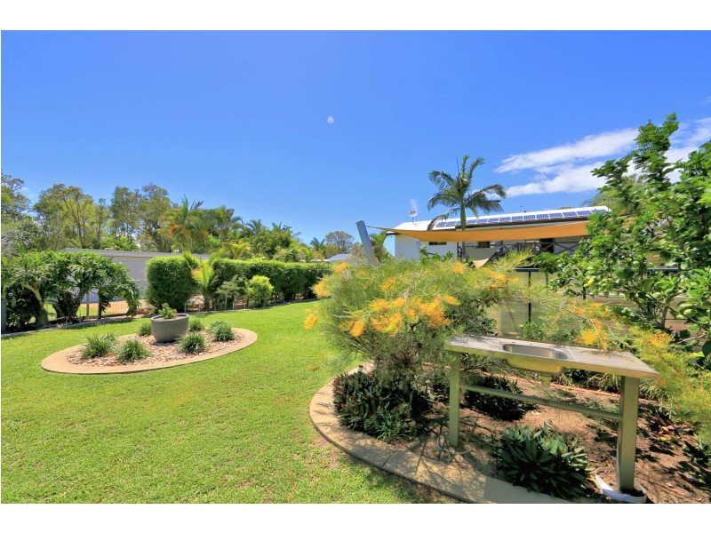 61 McIntosh Avenue, Elliott Heads QLD 4670