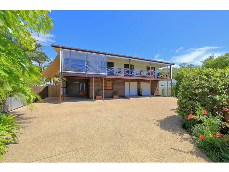 61 McIntosh Avenue, Elliott Heads QLD 4670