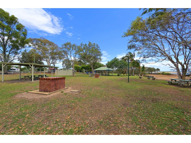 61 McIntosh Avenue, Elliott Heads QLD 4670