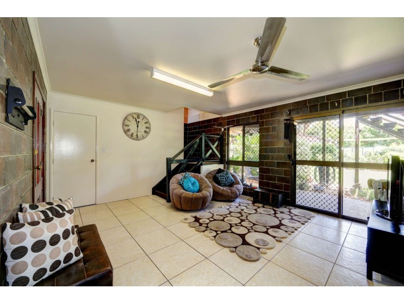 61 McIntosh Avenue, Elliott Heads QLD 4670