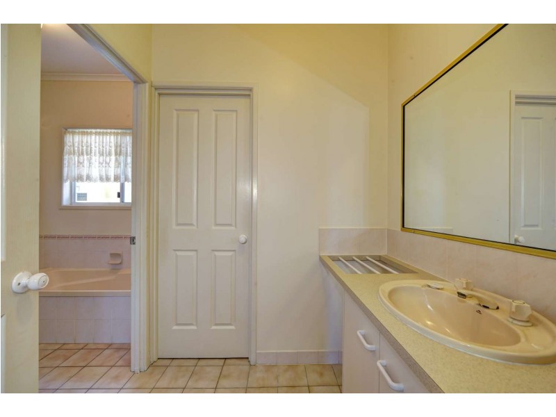 48 Barolin Esplanade, Coral Cove QLD 4670