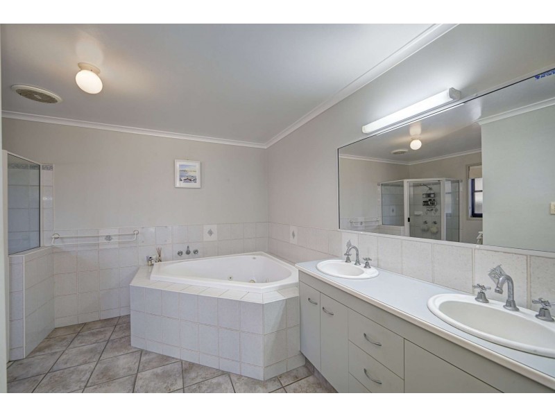 Villa 2, Chantelle Circuit, Coral Cove QLD 4670