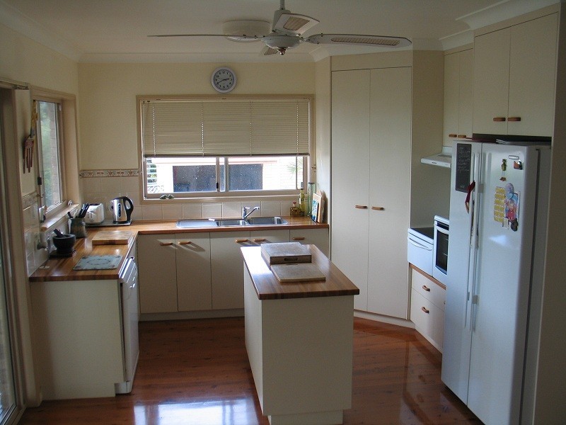 16 Hilltop Avenue, Qunaba QLD 4670
