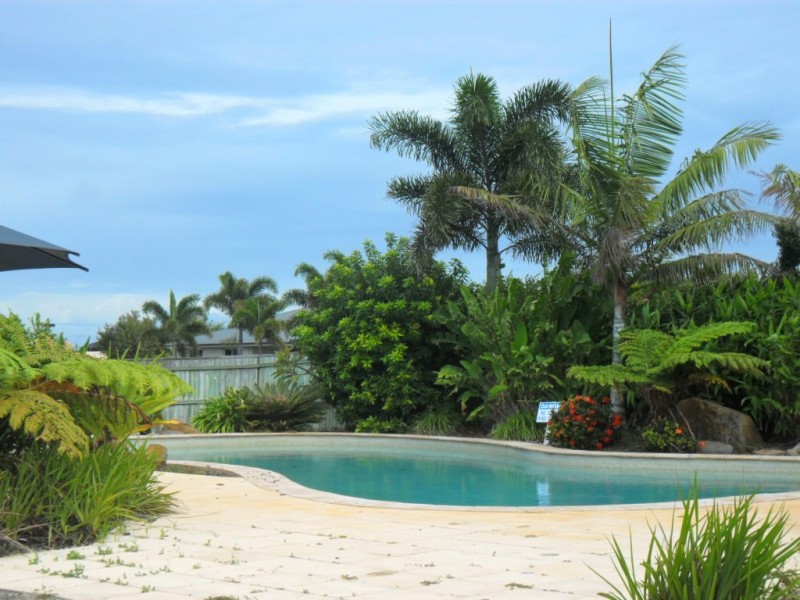 1 McCallum Close, Coral Cove QLD 4670