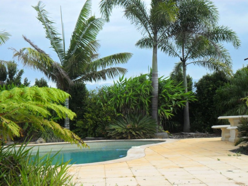 1 McCallum Close, Coral Cove QLD 4670