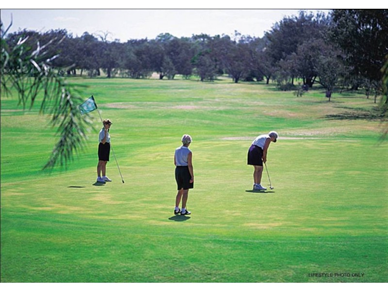 7 Peggy Drive, Coral Cove QLD 4670