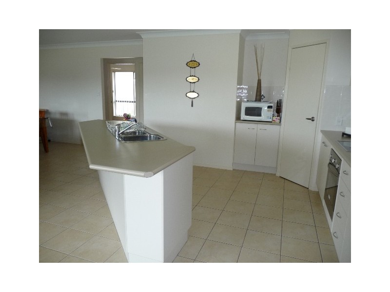 4 Betty Close, Coral Cove QLD 4670