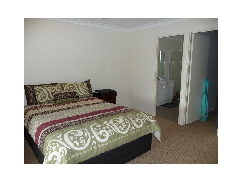 4 Betty Close, Coral Cove QLD 4670