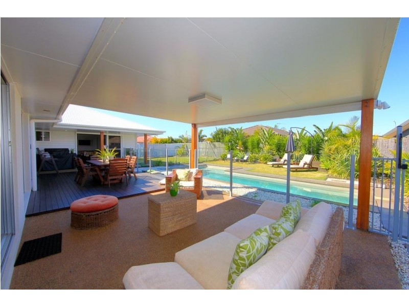 4 Leon Place, Coral Cove QLD 4670