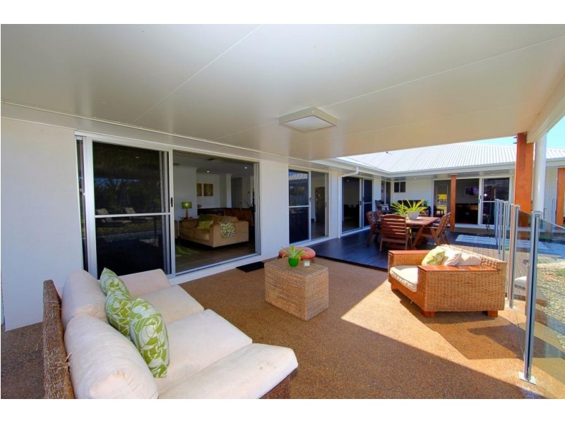 4 Leon Place, Coral Cove QLD 4670