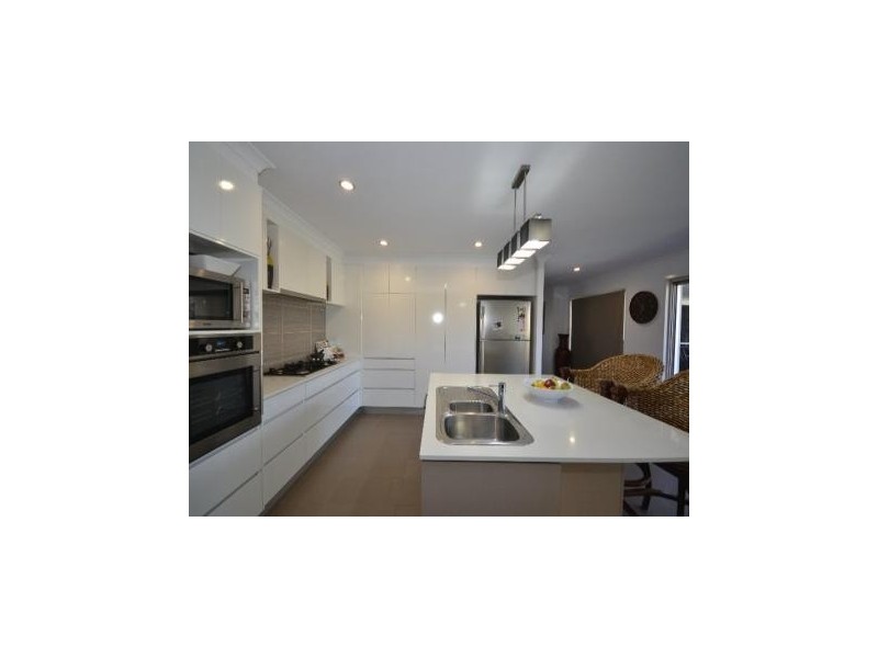 4 Leon Place, Coral Cove QLD 4670