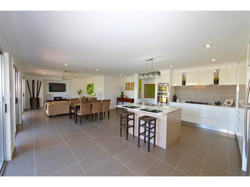 4 Leon Place, Coral Cove QLD 4670