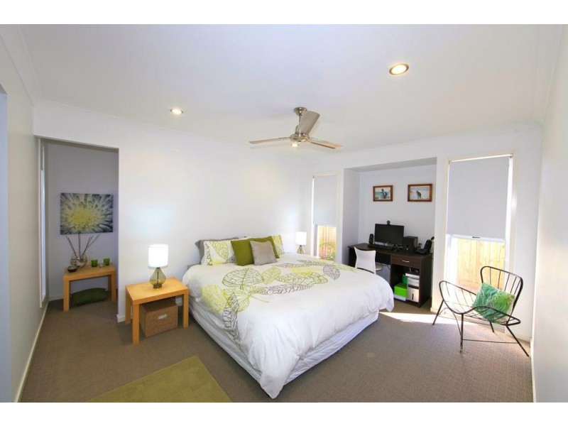 4 Leon Place, Coral Cove QLD 4670