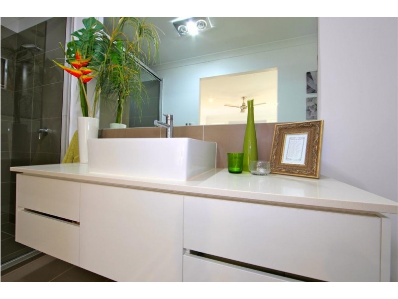 4 Leon Place, Coral Cove QLD 4670
