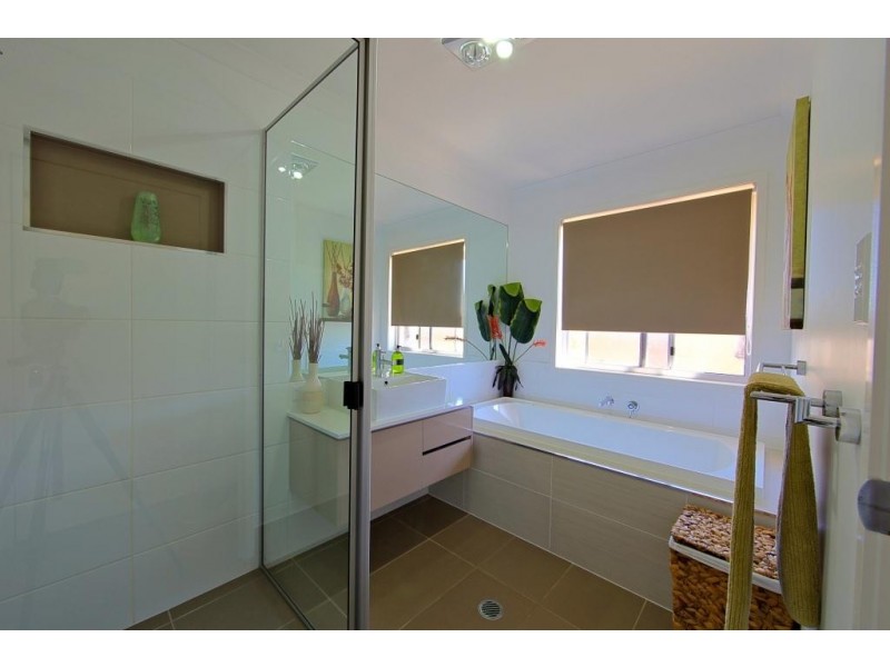 4 Leon Place, Coral Cove QLD 4670