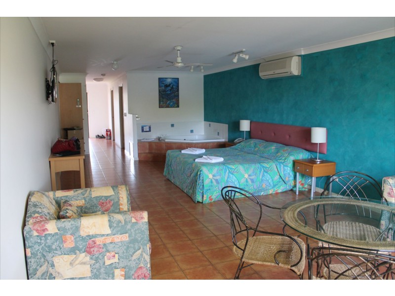 Villa 10 Pebble Beach Drive, Coral Cove QLD 4670