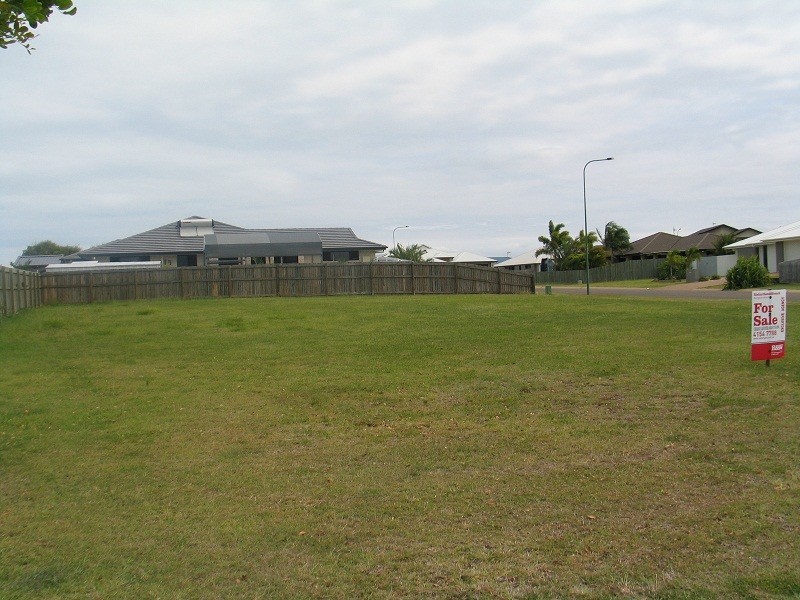 39 Bisdee St, Coral Cove QLD 4670