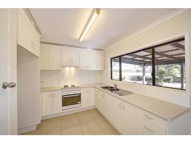 8 Bisdee Street, Coral Cove QLD 4670