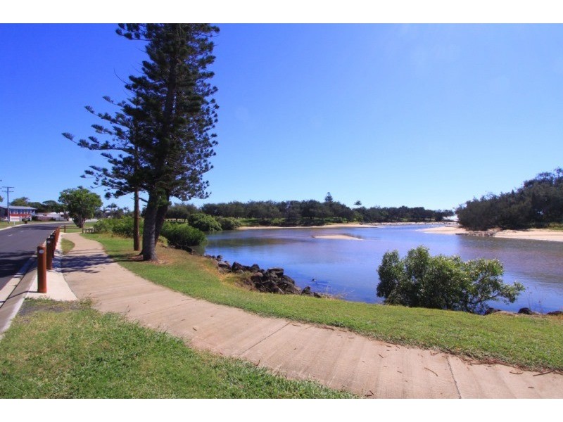 1 Esplanade, Innes Park QLD 4670