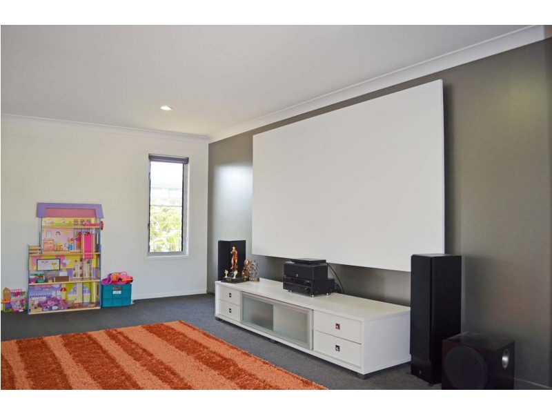 1 Tuckeroo Close, Coral Cove QLD 4670