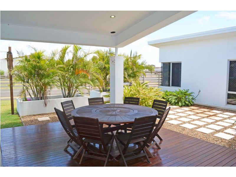 1 Tuckeroo Close, Coral Cove QLD 4670