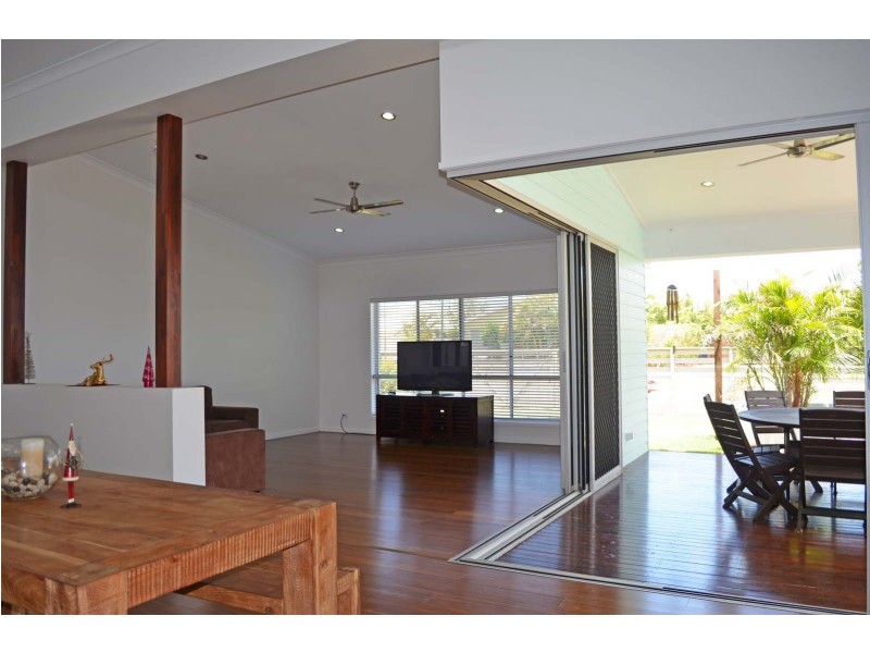 1 Tuckeroo Close, Coral Cove QLD 4670