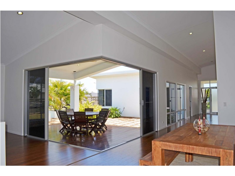 1 Tuckeroo Close, Coral Cove QLD 4670