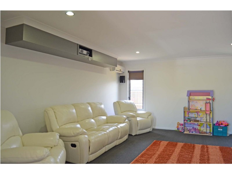 1 Tuckeroo Close, Coral Cove QLD 4670