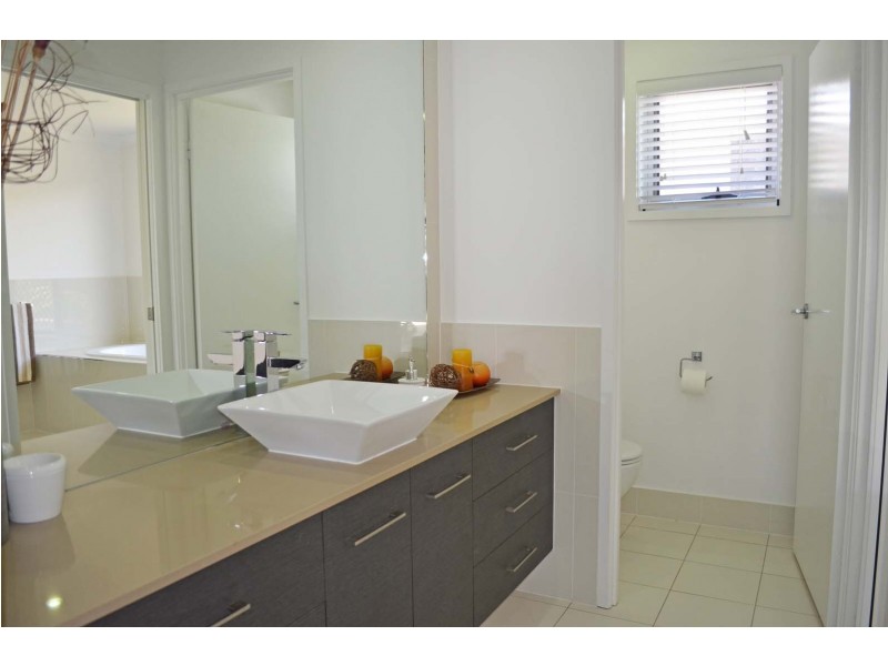 1 Tuckeroo Close, Coral Cove QLD 4670