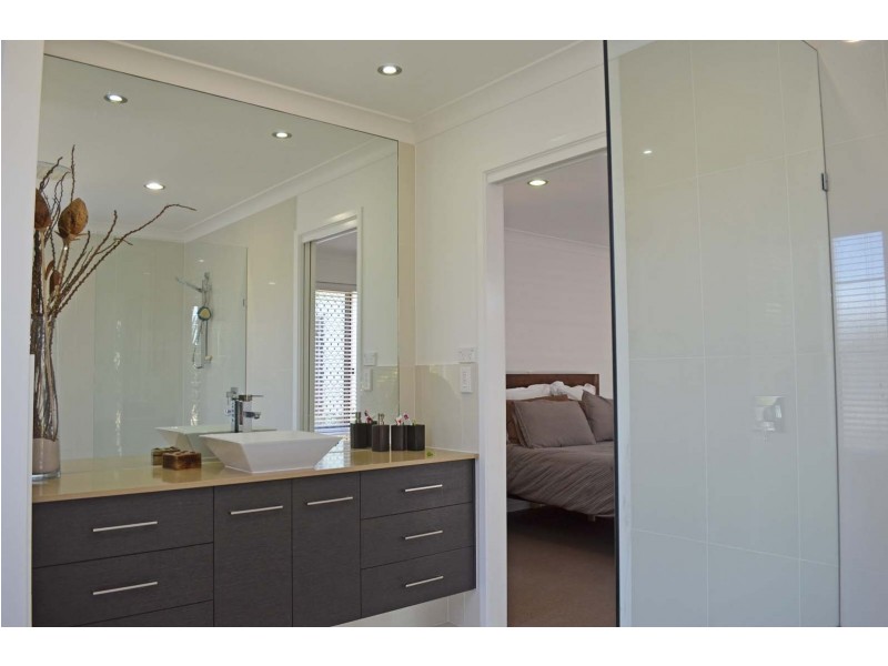 1 Tuckeroo Close, Coral Cove QLD 4670