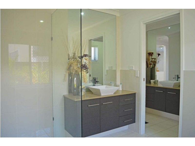 1 Tuckeroo Close, Coral Cove QLD 4670