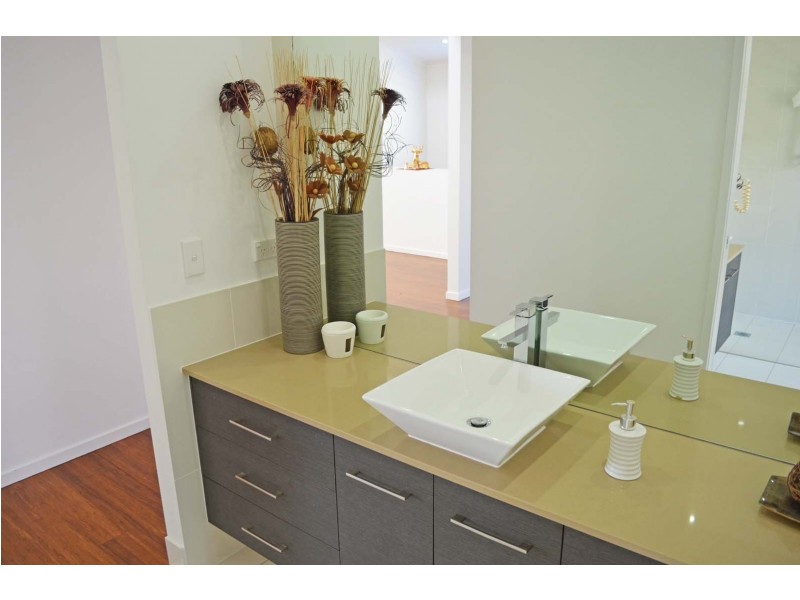 1 Tuckeroo Close, Coral Cove QLD 4670