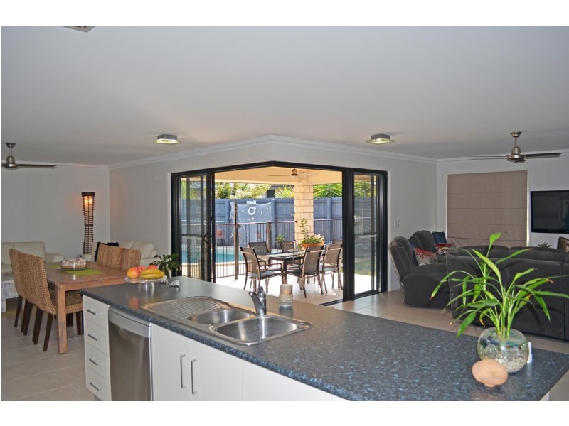 3 Peggy Drive, Coral Cove QLD 4670