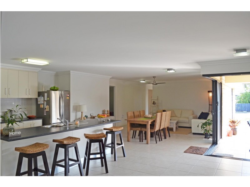 3 Peggy Drive, Coral Cove QLD 4670