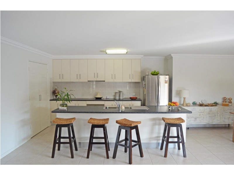 3 Peggy Drive, Coral Cove QLD 4670