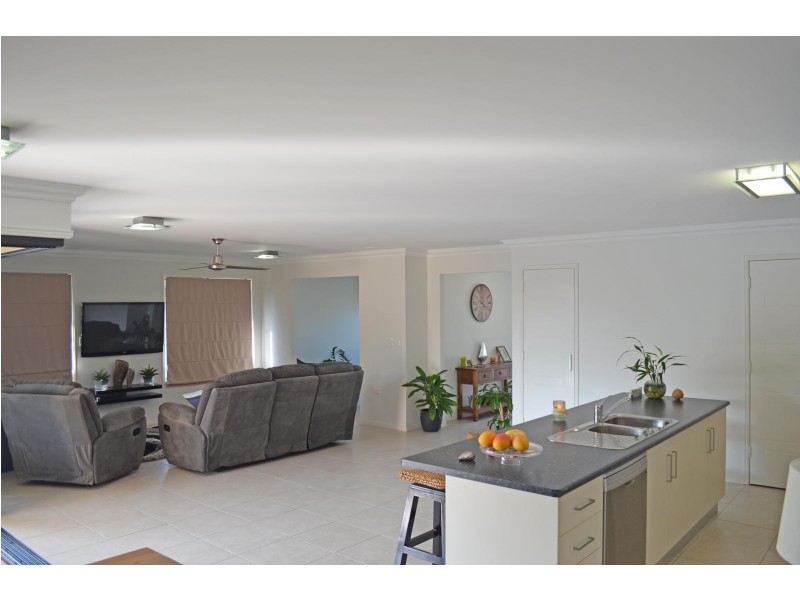 3 Peggy Drive, Coral Cove QLD 4670